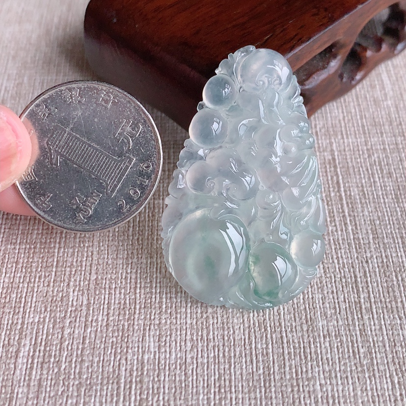 天然A货翡翠飘花如意吊坠 
尺寸42.8-26.6-4.8mm 重量9.50g 0318