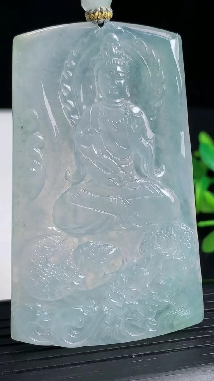 天然A货翡翠种飘花御龙大势至菩萨吊坠尺寸70.5-44-5重量:44.41g
3月18日