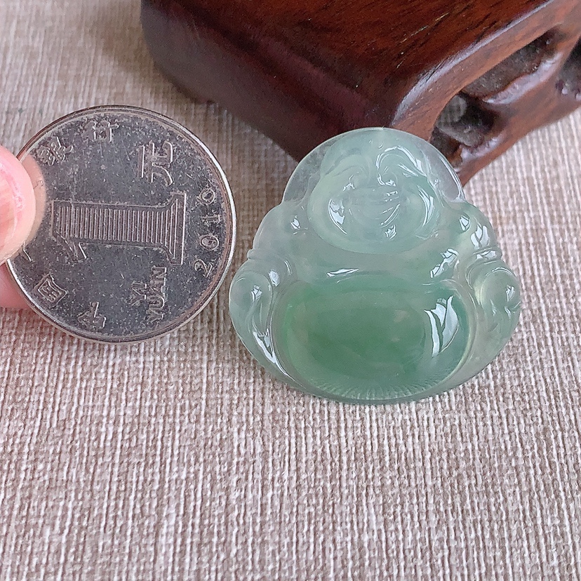 天然A货翡翠晴水佛公吊坠 
尺寸28.6-30-5.5mm 重量7.62g 0317