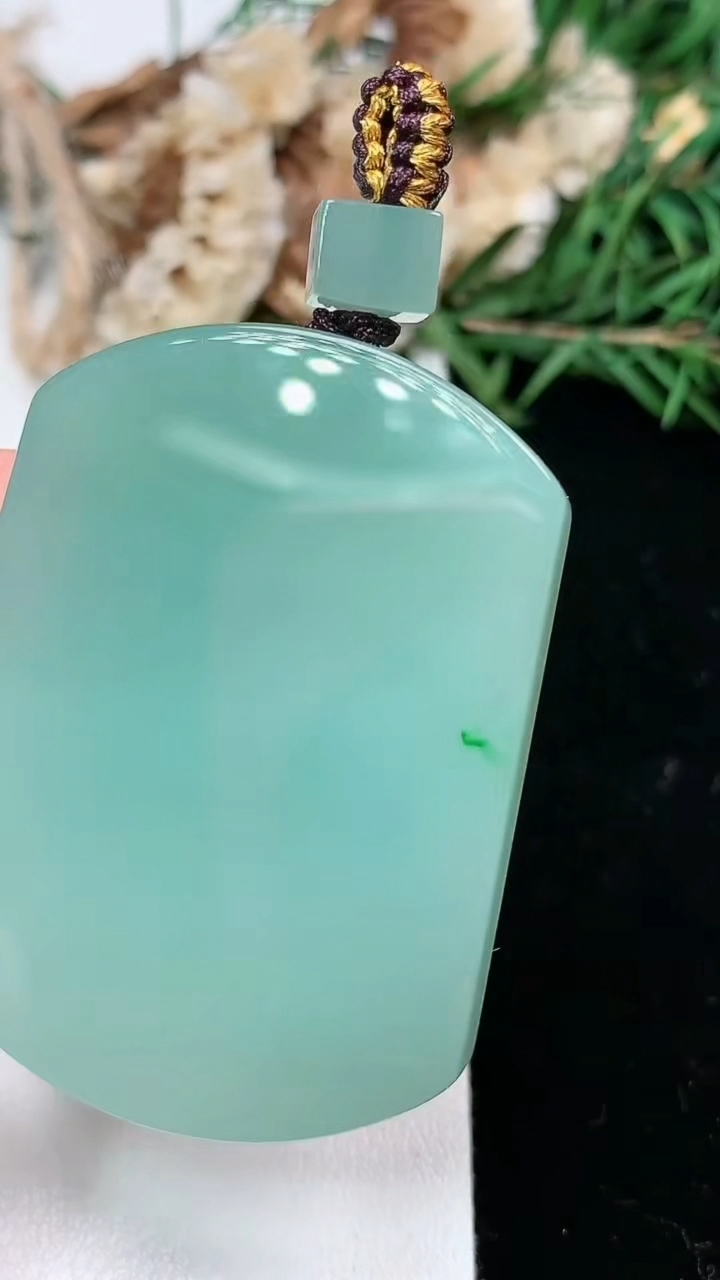 天然A货翡翠无事牌吊坠，尺寸49-36.9-5.7，重量:31.07g
3月18日