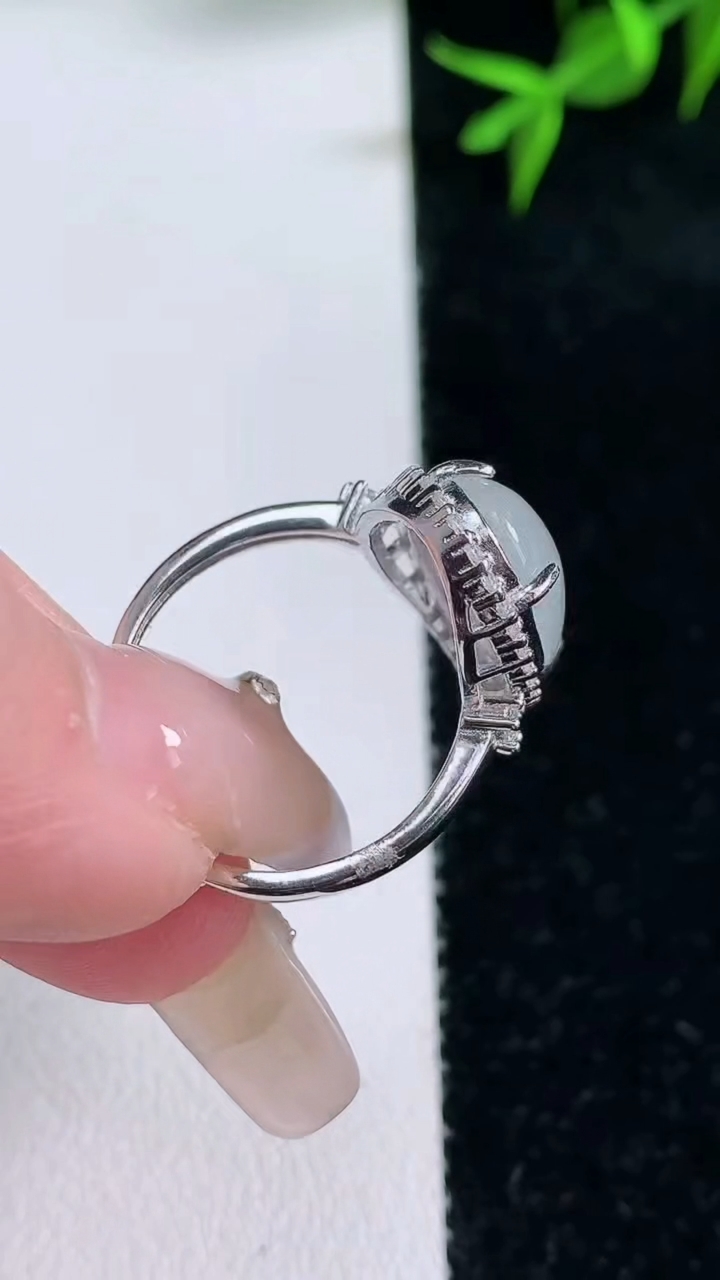 天然A货翡翠蛋面戒指，尺寸15.4-10-5.6，重量:3.85g2026年3月18日
工厂直销收藏佳品,种好水足，色泽均匀，有种有色，上手高大气！