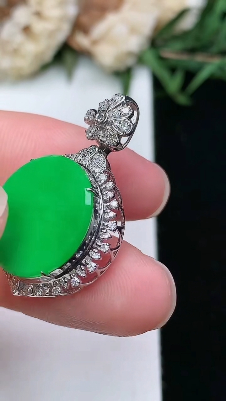 天然A货翡翠无事牌吊坠，尺寸28.2-18.2-7.7，裸石15.3，重量:3.30g
3月18日