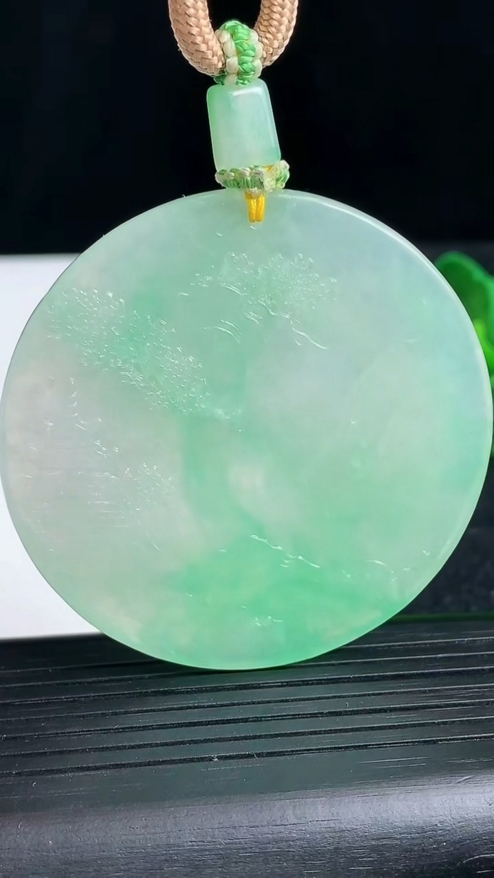 天然A货翡翠山水牌吊坠，尺寸54-5.6，重量:40.57g
3月18日