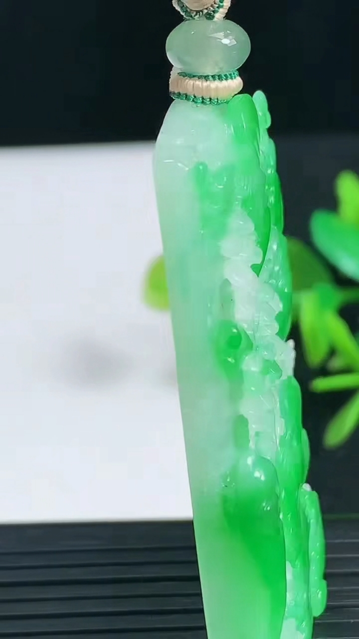 天然A货翡翠山水牌吊坠尺寸53.9-33.9-7.9重量:37.42g
3月18日