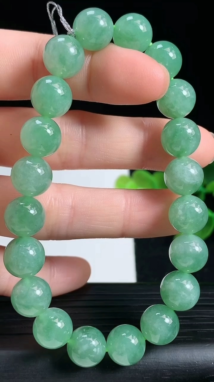 天然A货翡翠圆珠手串尺寸9.6-20颗重量:34.24g3月18日
工厂直销收藏佳品,种好水足，色泽