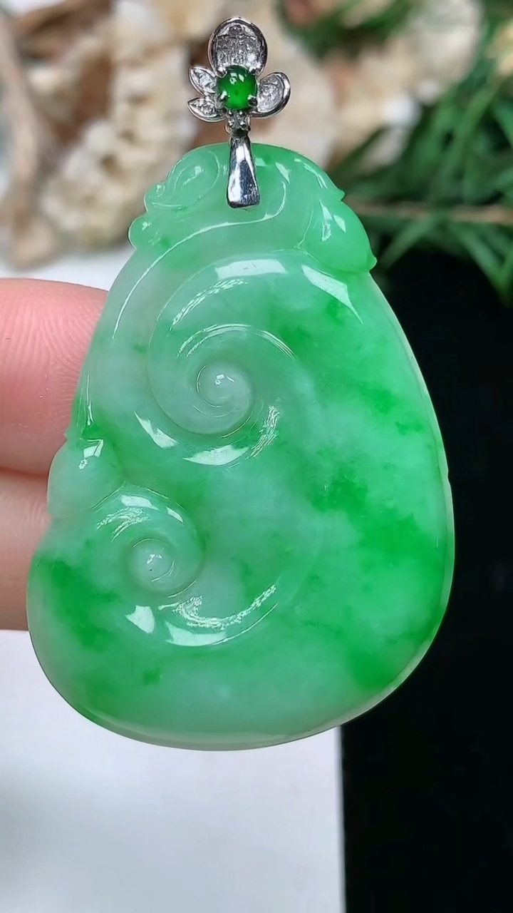 天然A货翡翠如意吊坠，尺寸40-28.6-4.3，重量:8.63g
3月18日