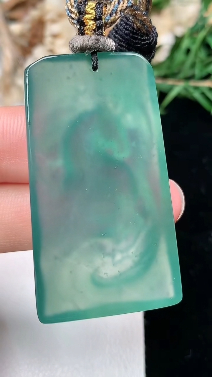 天然A货翡翠蓝水生肖马牌吊坠，尺寸43.3-24.5-5.2，重量:15.92g
3月18日