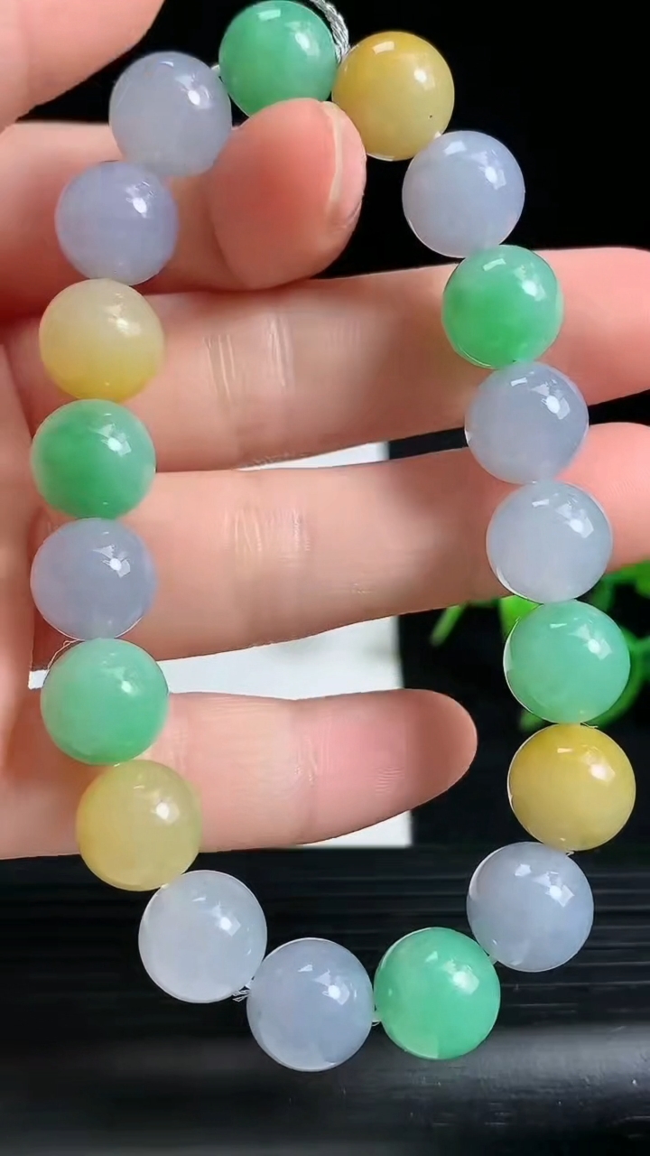 天然A货翡翠三彩圆珠手串尺寸9.6-19颗重量:32.50g3月18日
工厂直销收藏佳品,种好水足，色泽均匀，有种有色，上手高大气！