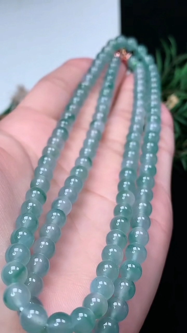 天然A货翡翠飘花圆珠项链，尺寸6-108颗，重量:42.62g3月18日
工厂直销收藏佳品,种好水足，色泽均匀，有种有色，上手高大气！