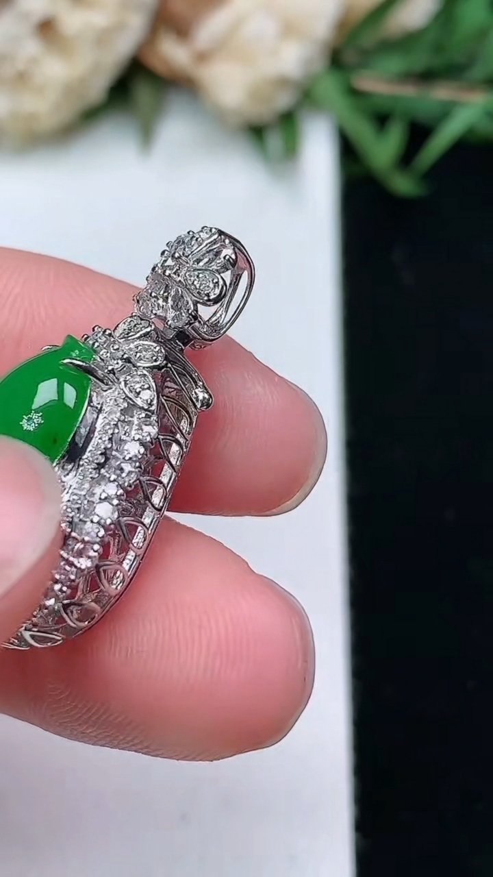 天然A货翡翠葫芦吊坠，尺寸25.8-13.8-11.8，裸石13.7-9.6，重量:3.83g
3月18日