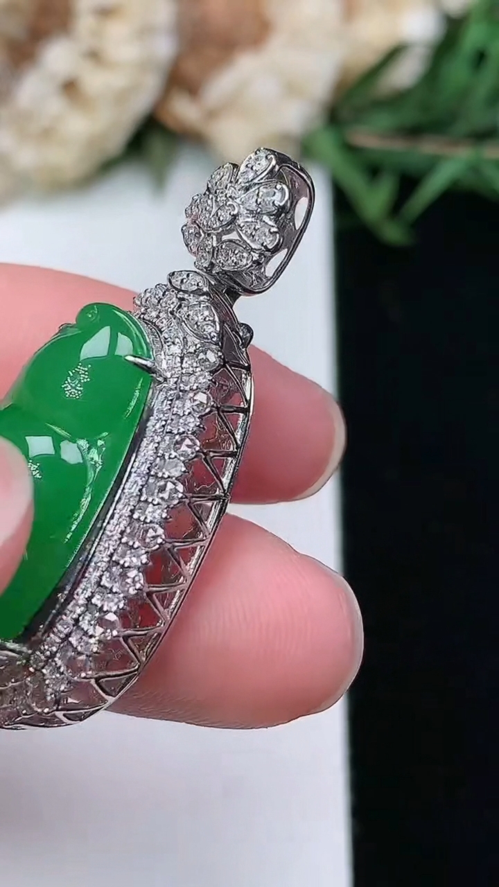 天然A货翡翠福豆吊坠，尺寸37-16-12.9，裸石21.2-10.8，重量:6.37g
3月18日