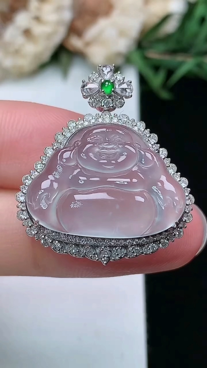 天然A货翡翠白冰佛公吊坠，尺寸27.7-24.3-10.2，裸石15.2-21，重量:4.00g
3