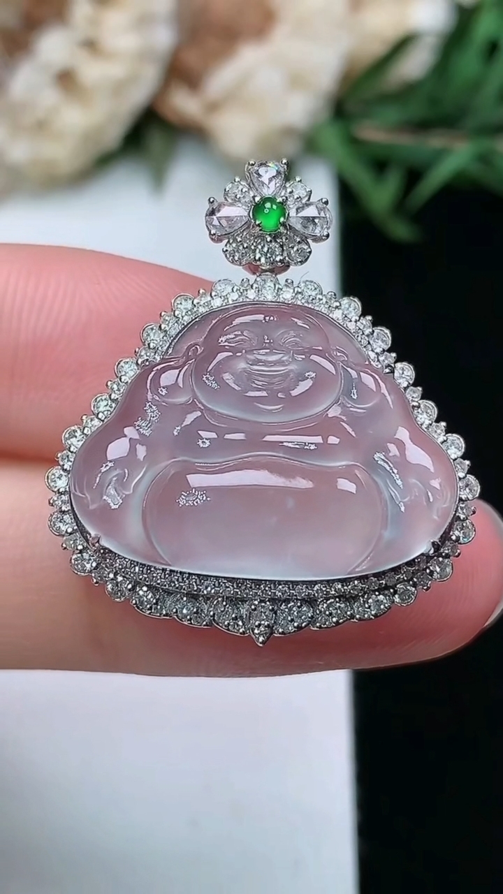 天然A货翡翠白冰佛公吊坠，尺寸27.7-24.3-10.2，裸石15.2-21，重量:4.00g
3月18日