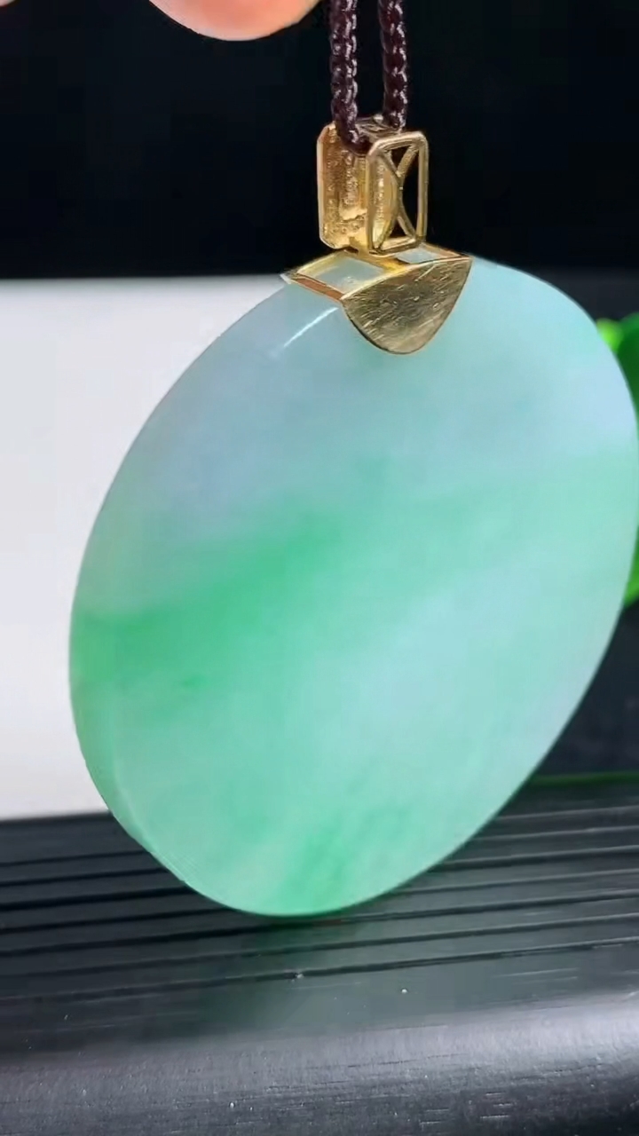 天然A货翡翠无事牌吊坠尺寸52.8-5.7重量:46.44g
3月18日