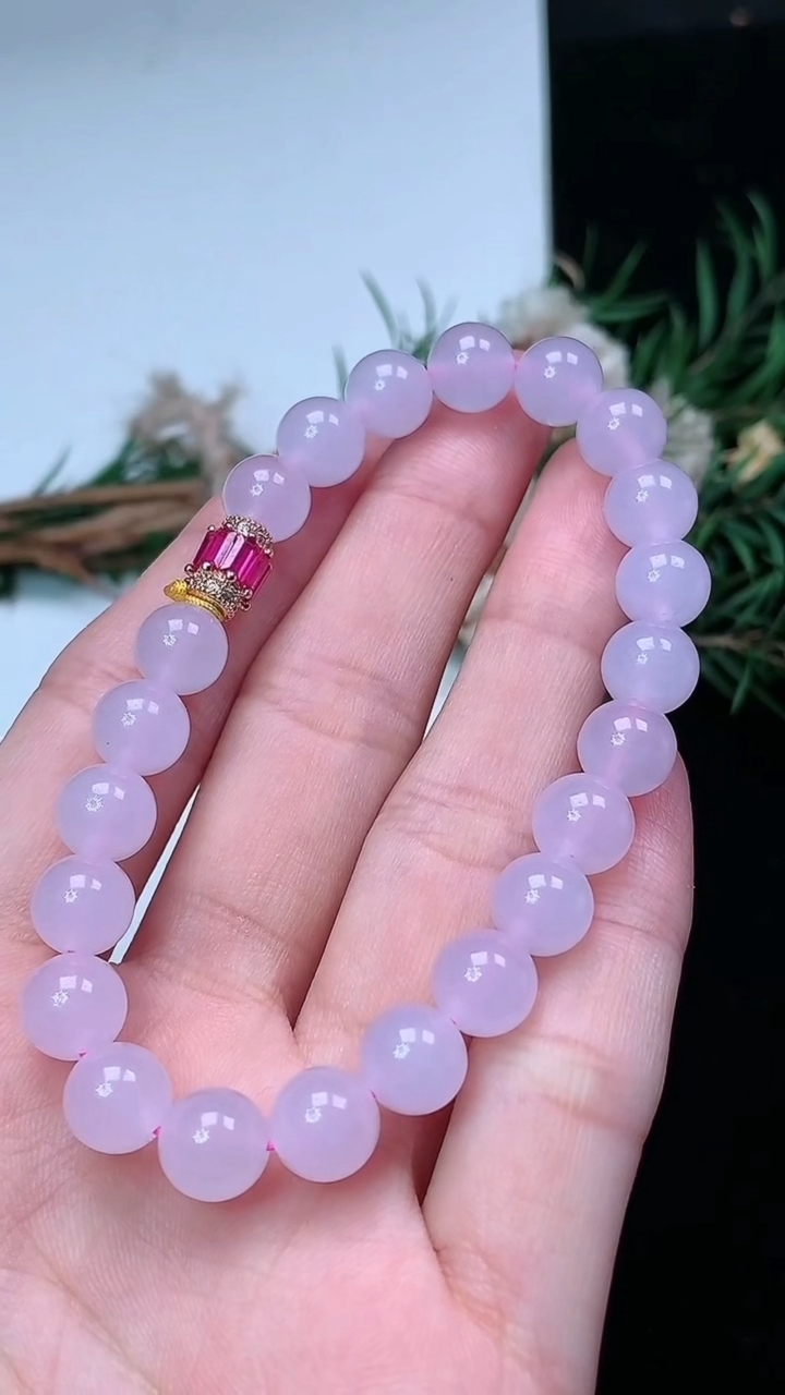 天然A货翡翠紫罗兰圆珠手串，尺寸7.9-22颗，重量:20.13g3月18日
工厂直销收藏佳品,种好水足，色泽均匀，有种有色，上手高大气！