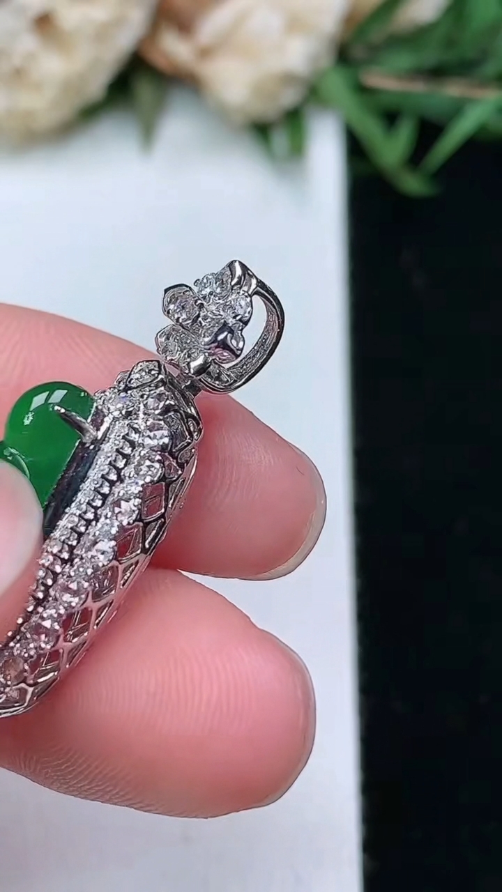 天然A货翡翠福豆吊坠，尺寸28.8-11.3-11.3
3月18日