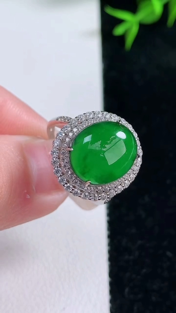 天然A货翡翠蛋面戒指，尺寸13-10.8-10，重量:4.39g2026年3月18日
工厂直销收藏佳品,种好水足，色泽均匀，有种有色，上手高大气！