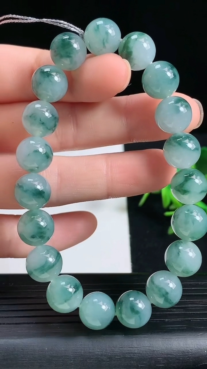 天然A货翡翠飘花圆珠手串尺寸9.8-19颗重量:33.79g3月18日
工厂直销收藏佳品,种好水足，