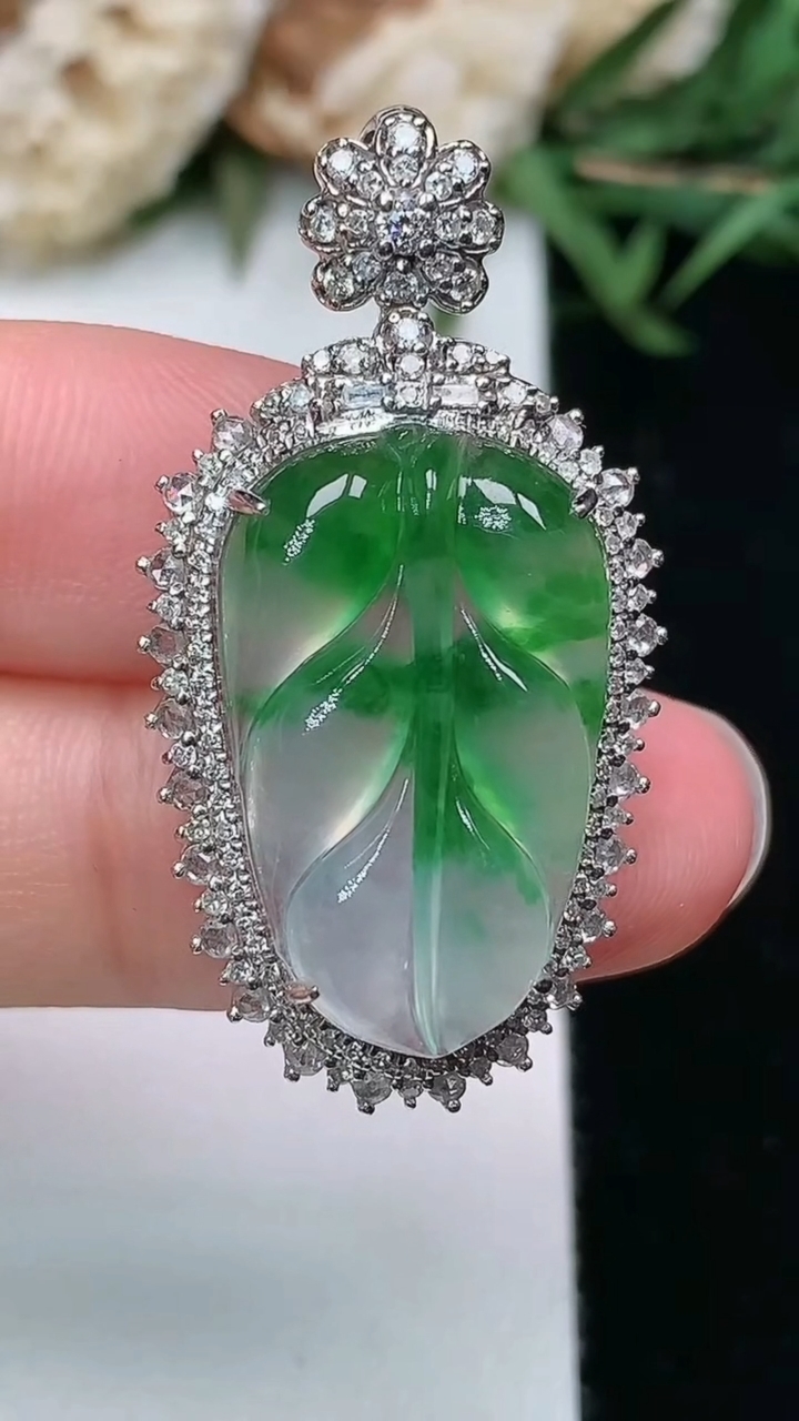 天然A货翡翠金枝玉叶 叶子吊坠，尺寸35.6-18.8-10，裸石21.8-13.6，重量:5.40