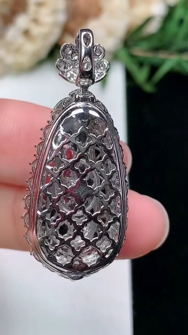 天然A货翡翠福豆吊坠，尺寸37-16-12.9，裸石21.2-10.8，重量:6.37g
3月18日