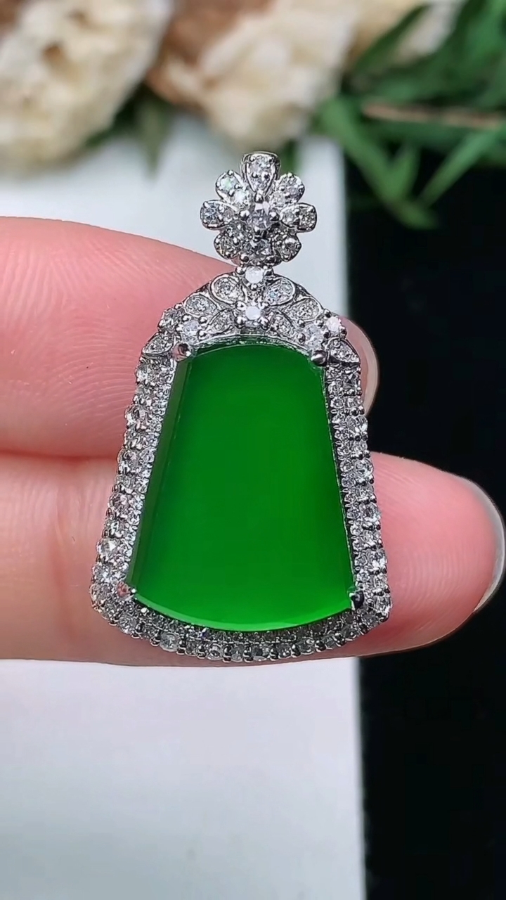 天然A货翡翠无事牌吊坠，尺寸27.2-16.2-8.6，裸石15.2-10.8，重量:4.60g
3月18日