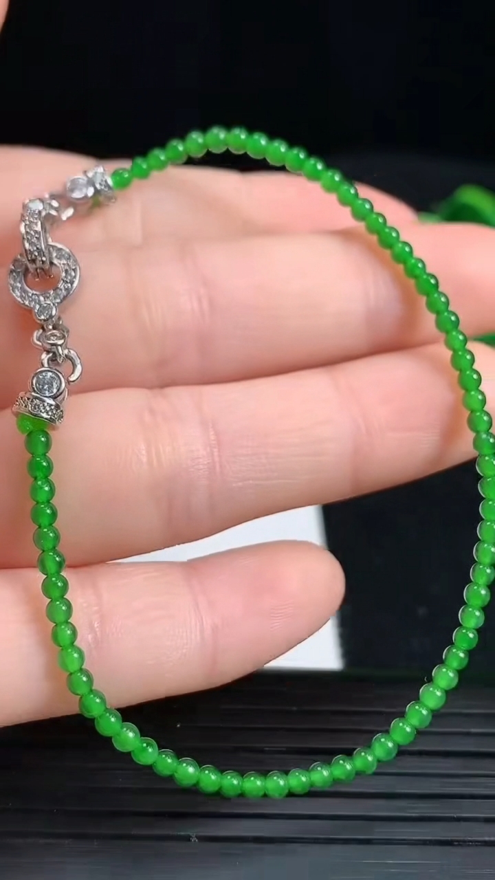 天然A货翡翠小米珠手串，尺寸2.6重量:3.00g3月18日
工厂直销收藏佳品,种好水足，色泽均匀，有种有色，上手高大气！