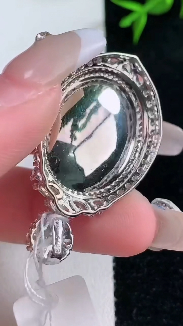 天然A货翡翠貔貅吊坠，尺寸41.4-23.6-12.5，裸石24.2-18重量:11.22g
3月18日