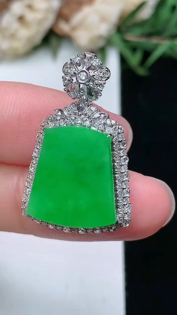 天然A货翡翠无事牌吊坠，尺寸27.7-17.3-9.2，裸石14.6-12.5，重量:5.01g
3月18日