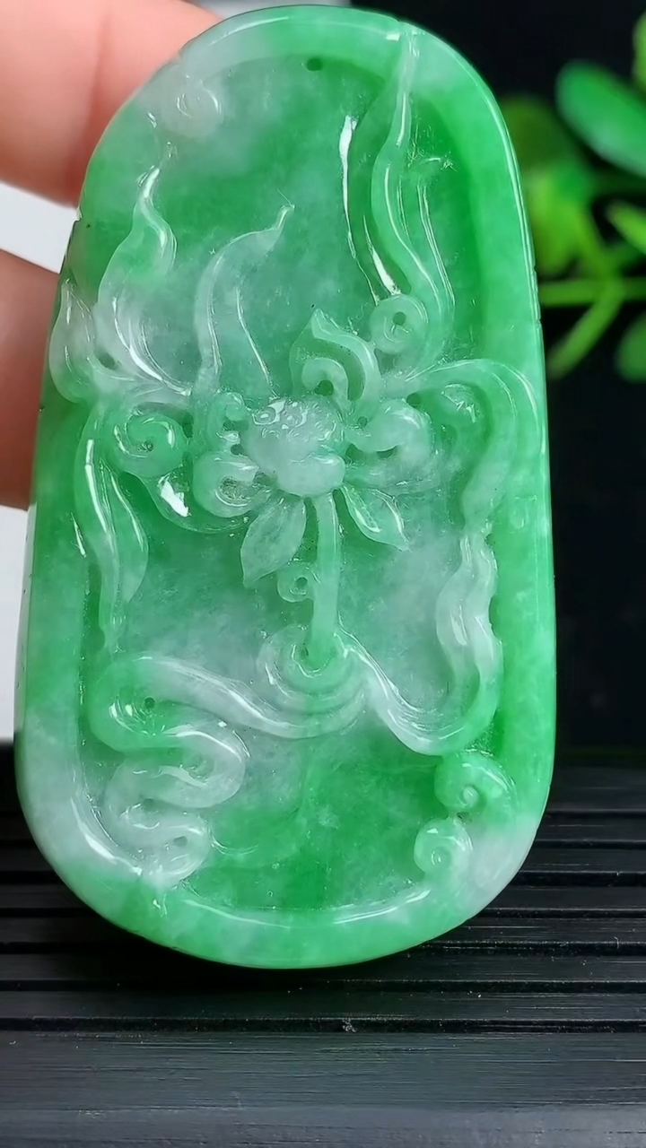 天然A货翡翠和和美美 荷叶鱼吊坠，尺寸54.3-31-9.5，重量:31.97g
3月18日