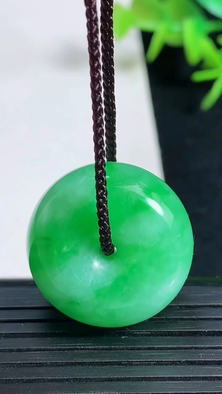 天然A货翡翠绿绿通吊坠，尺寸24-12.6，重量:15.12g
3月18日