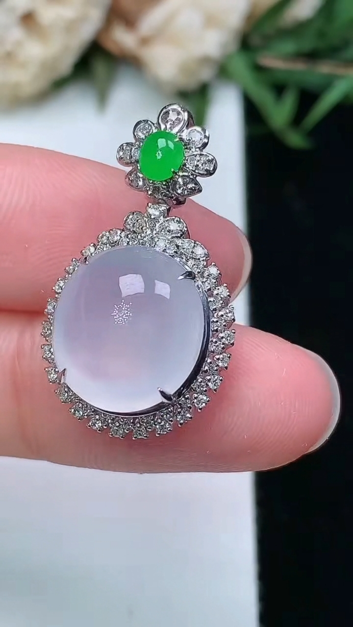 天然A货翡翠白冰蛋面吊坠，尺寸25.9-15-10.4，裸石12.3-11.3，重量:3.20g
3月18日，重量:3.20g