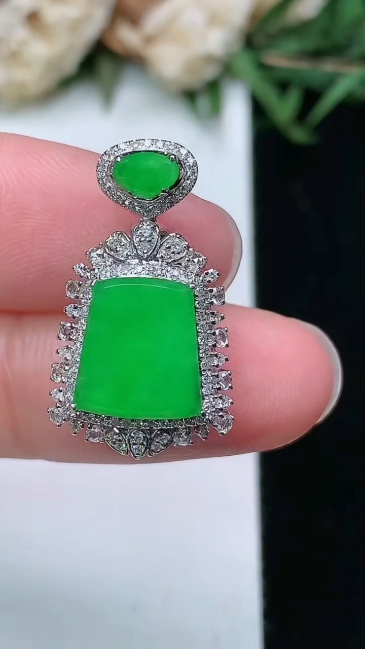 天然A货翡翠无事牌吊坠，尺寸22.8-13.4-8.5，裸石9.8-8.6，重量:2.88g
3月18日