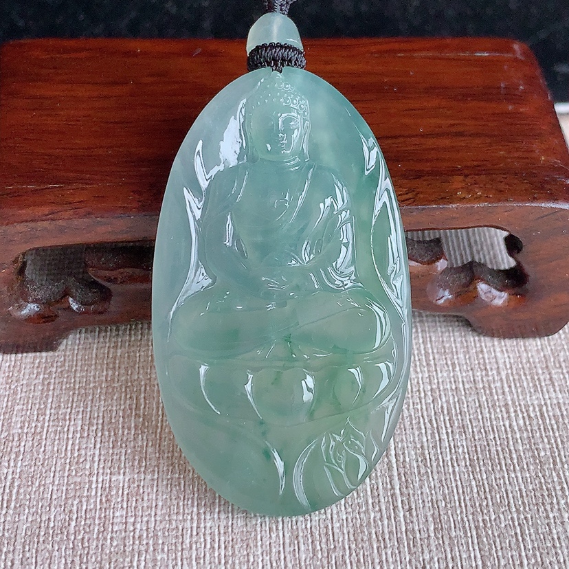 天然A货翡翠晴水飘花大日如来吊坠 
尺寸53.6-31.2-5mm 重量22.95g 0317
