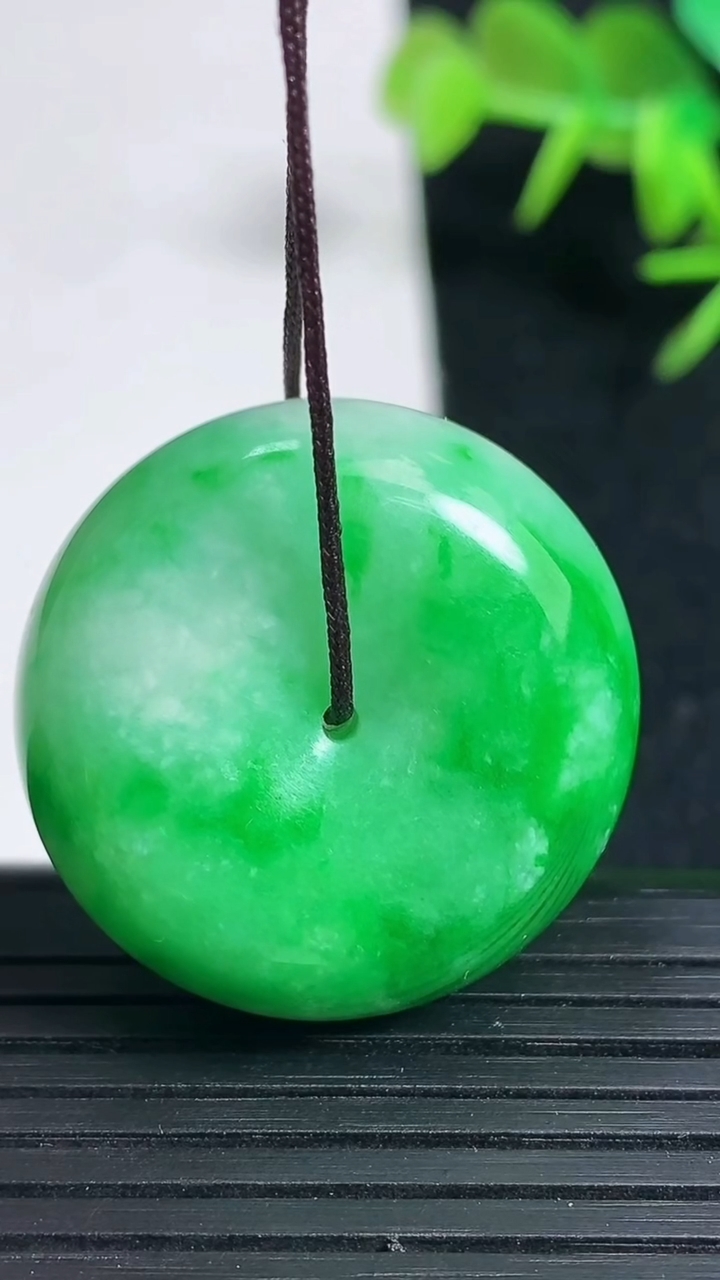 天然A货翡翠平安扣吊坠，尺寸28.5-12.8，重量:21.70g
3月18日