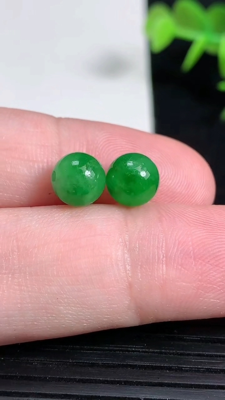 天然A货翡翠圆珠一对，尺寸7.6重量:2.14g3月18日
工厂直销收藏佳品,种好水足，色泽均匀，有种有色，上手高大气！
