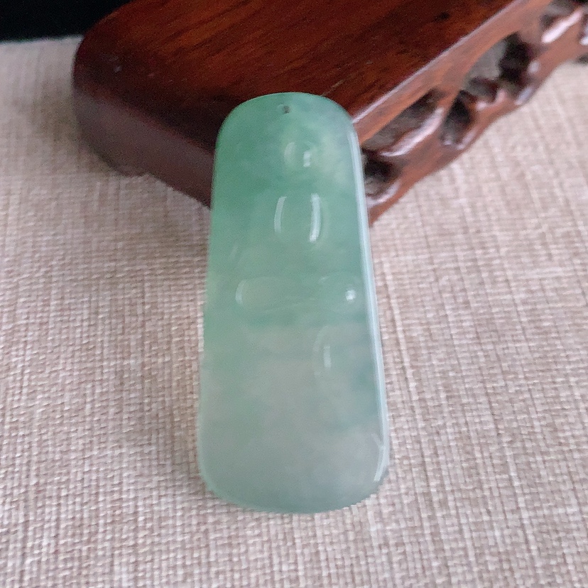 天然A货翡翠晴水大日如来吊坠 
尺寸47.5-21.2-5.3mm 重量11.86g 0317