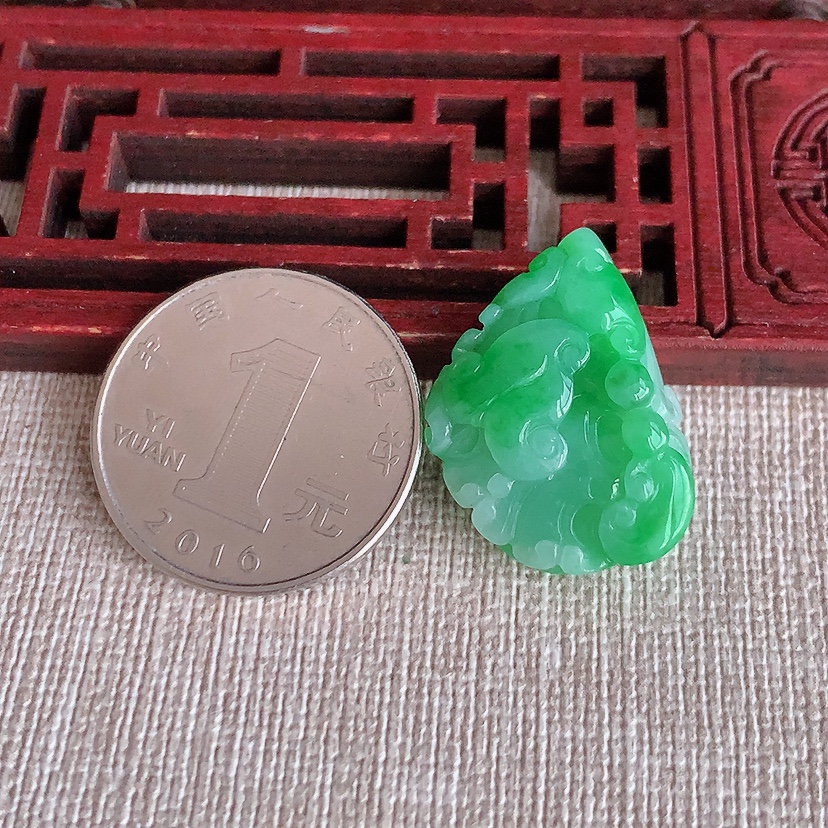 天然A货翡翠飘绿白菜吊坠  
尺寸25.2-19-8.5mm 重量6.46g 0317