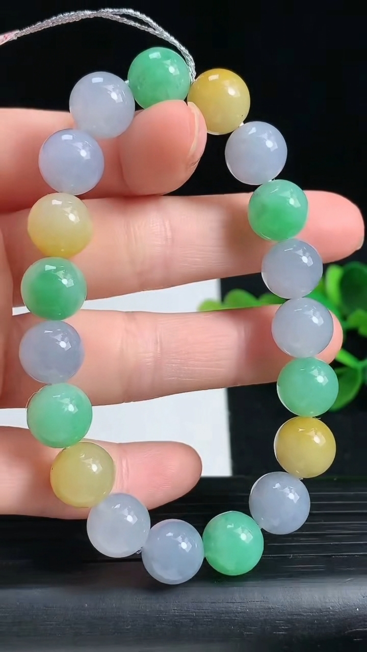 天然A货翡翠三彩圆珠手串尺寸9.6-19颗重量:32.50g3月18日
工厂直销收藏佳品,种好水足，色泽均匀，有种有色，上手高大气！