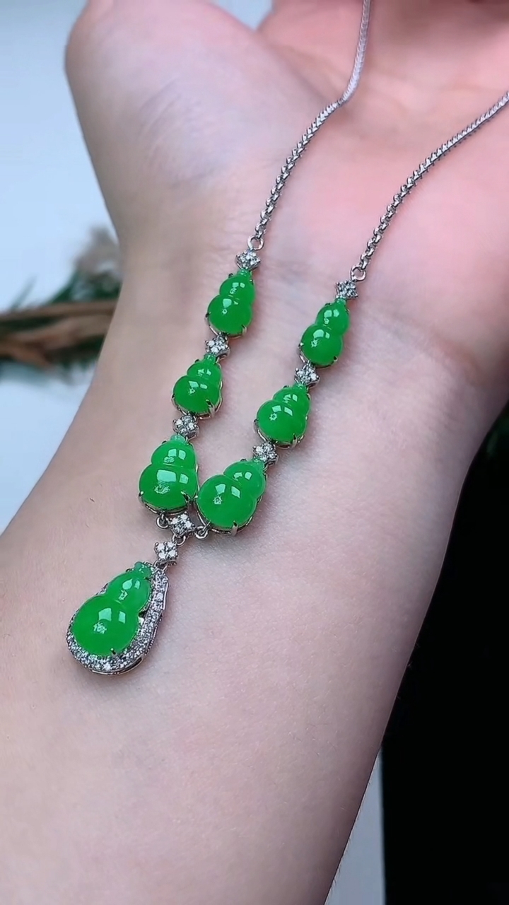 天然A货翡翠葫芦项链，尺寸10.4-6.5，重量:6.70g
3月18日