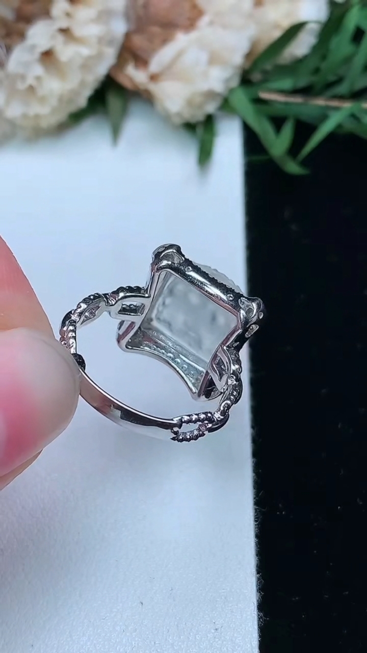 天然A货翡翠白冰龙牌戒指，尺寸16.6-9.8-9.9，重量:3.97g2026年3月18日
工厂直销收藏佳品,种好水足，色泽均匀，有种有色，上手高大气！