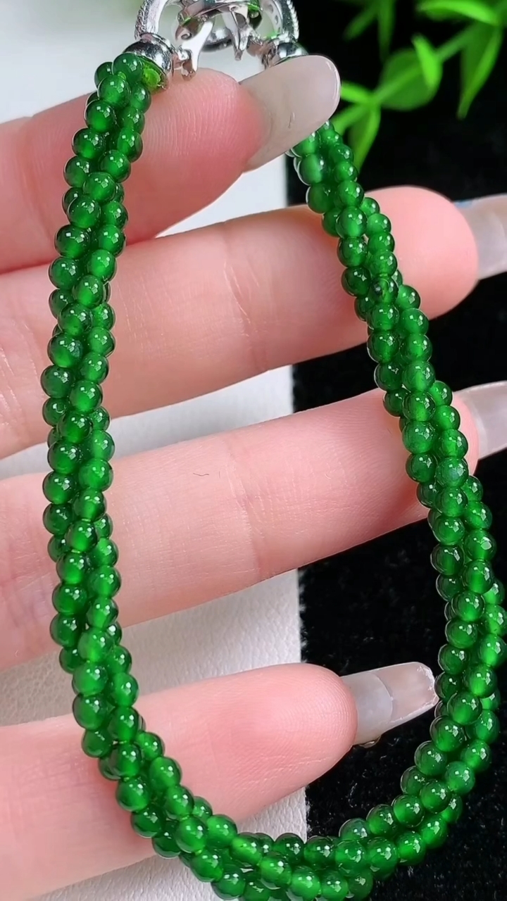 天然A货翡翠小米珠三排手串，尺寸2.7，重量:9.70g3月18日
工厂直销收藏佳品,种好水足，色泽
