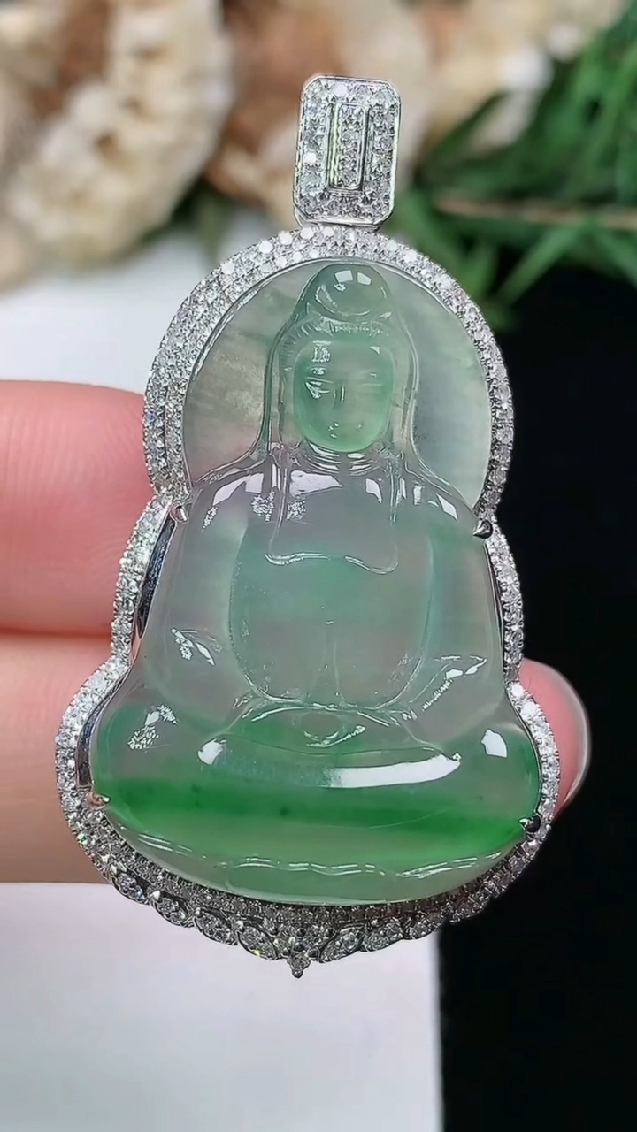 天然A货翡翠素衣观音吊坠，尺寸43.9-24.9-9.8，裸石30.6-21.3，重量:7.00g
