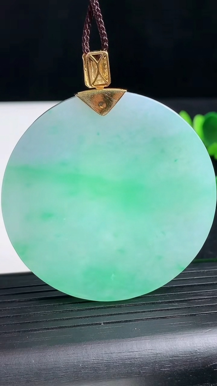 天然A货翡翠无事牌吊坠尺寸52.9-5.5重量:44.54g
3月18日