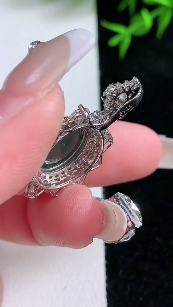 天然A货翡翠蛋面吊坠，尺寸32.2-21.6-9.6，裸石12重量:4.79g
3月18日