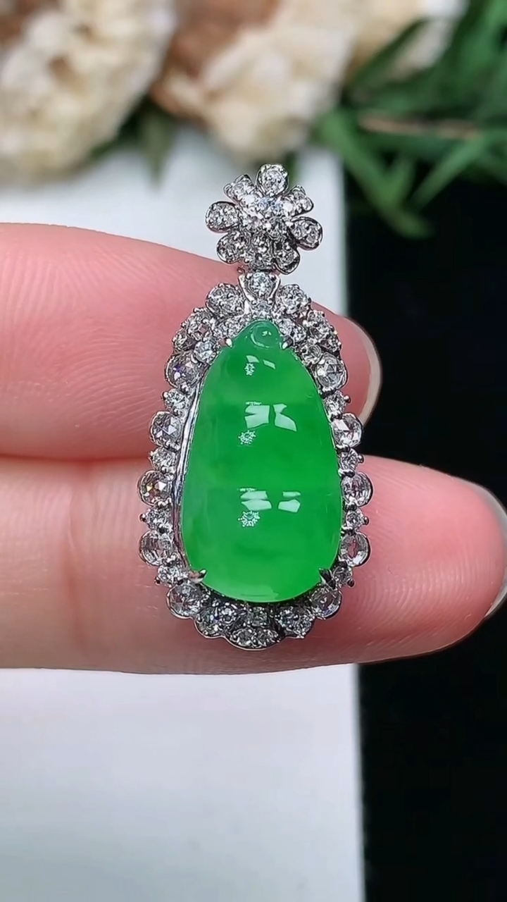 天然A货翡翠福豆吊坠，尺寸26.2-12.5-10.2，裸石14.6-8.4，重量:3.89g
3月