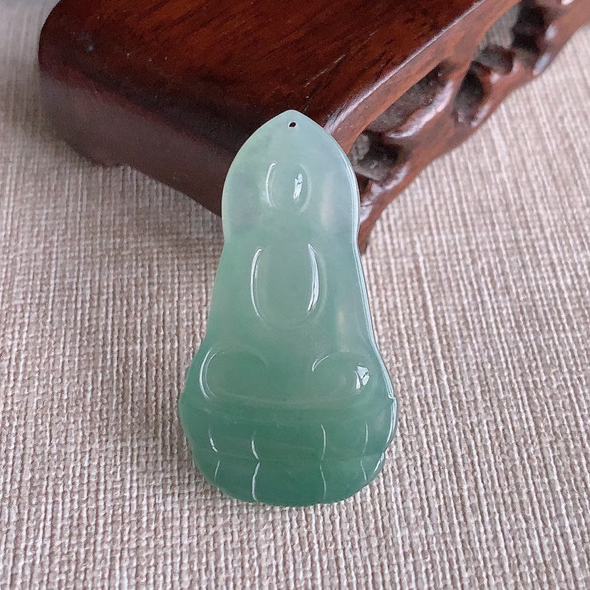 天然A货翡翠晴底观音吊坠 
尺寸39.6-21.7-5.5mm 重量9.06g 0317