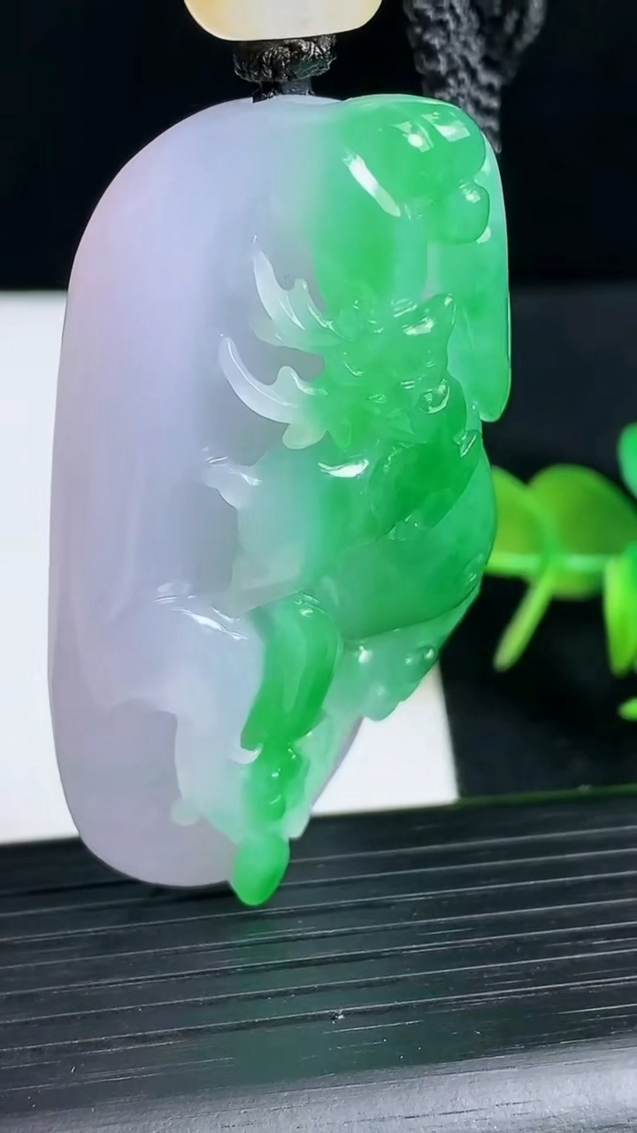 天然A货翡翠梅花鹿吊坠尺寸58.7-32.2-19重量:64.73g
3月18日