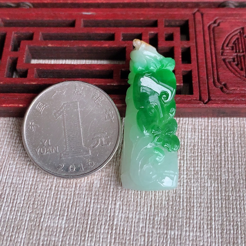 天然A货翡翠黄加绿双彩竹节节节高升吊坠 
尺寸37.5-14-8.8mm 重量7.84g 0318