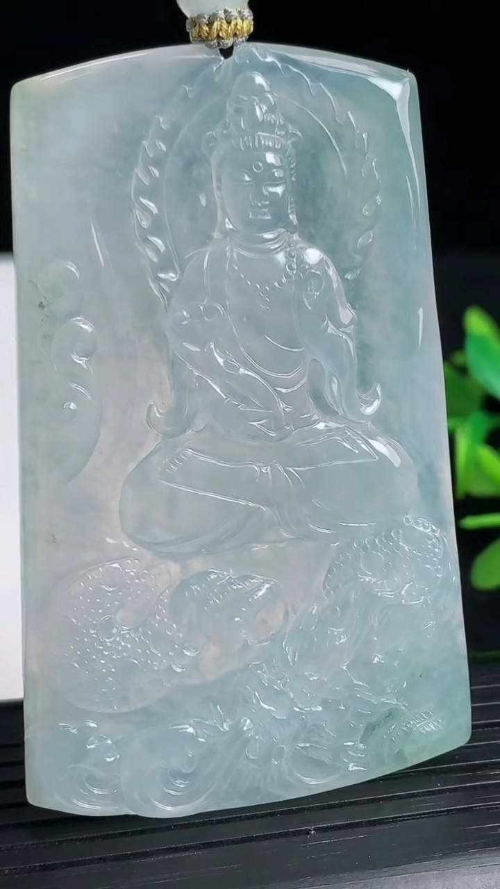 天然A货翡翠种飘花御龙大势至菩萨吊坠尺寸70.5-44-5重量:44.41g
3月18日