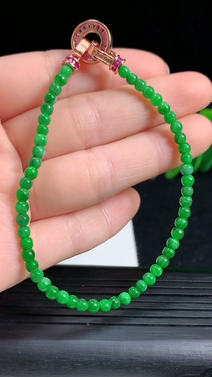 天然A货翡翠小米圆珠手串，尺寸3.5重量:5.34g3月18日
工厂直销收藏佳品,种好水足，色泽均匀，有种有色，上手高大气！